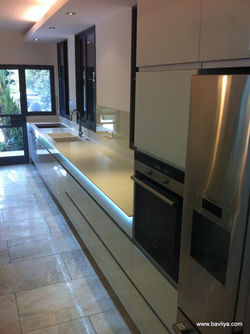 מטבח עם חזיתות זכוכית ותאורת לד