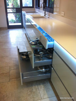 מטבח עם חזיתות זכוכית ותאורת לד