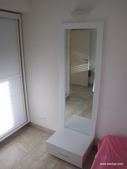 שידת איפור עם מראה לחדר שינה