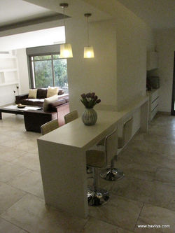 מטבח עם חזיתות זכוכית ותאורת לד