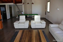 שולחן אגוז אפריקאי רגלי ברזל מוחלדים