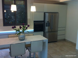 מטבח עם חזיתות זכוכית ותאורת לד