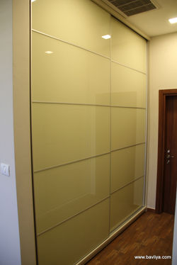 ארון הזזה עם חזיתות זכוכית