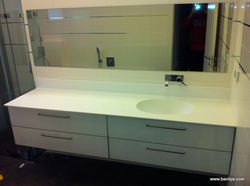 ארון אמבטיה עם חזיתות זכוכית לבנה