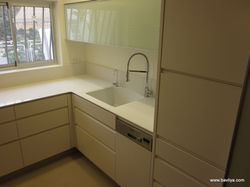 מטבח עם חזיתות שלייפלק ומשטח עץ אלון