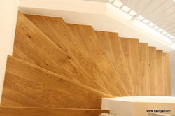 מדרגות עץ מלא