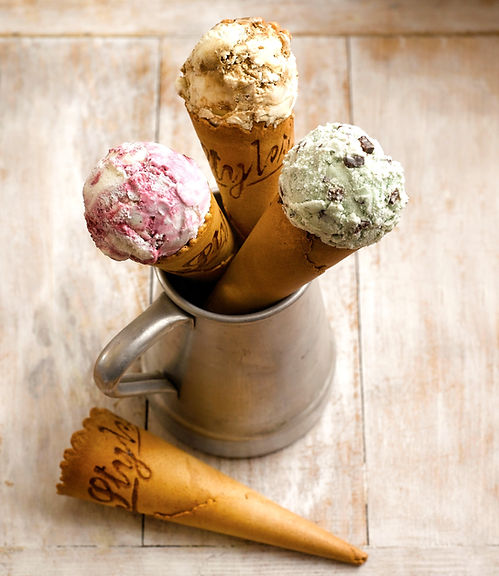 toffee, raspberry and mint chock in styl