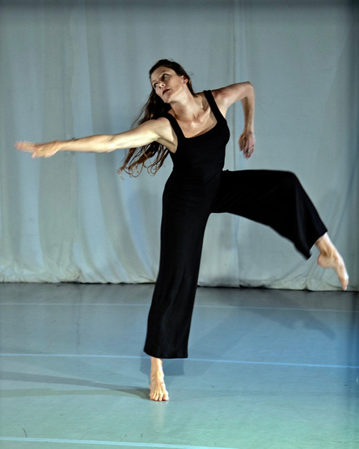 Fractals of Her solo at the White Box in San Diego. Photo by Manuel Rotenberg.