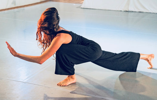 Fractals of Her solo at the White Box in San Diego. Photo by Manuel Rotenberg