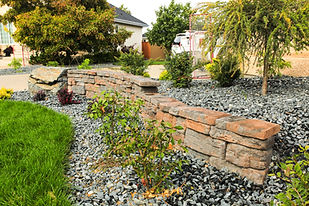 Landscape retaining wall