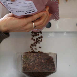 bijvullen van de Braziliaanse specialty coffee van Badeta bij kōkō