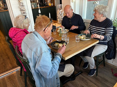 käringön, äter wallenbergare.jpeg