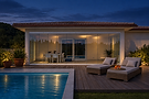 Vetrata panoramica KORWIN Orizzonte in una villa con piscina illuminata di sera.