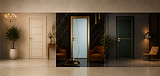 Tre porte Morgana in ambienti diversi: bianca con linee dorate, azzurra con curva oro e verde scuro.