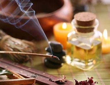 Ambiance d'un massage tantrique avec huile et encens.