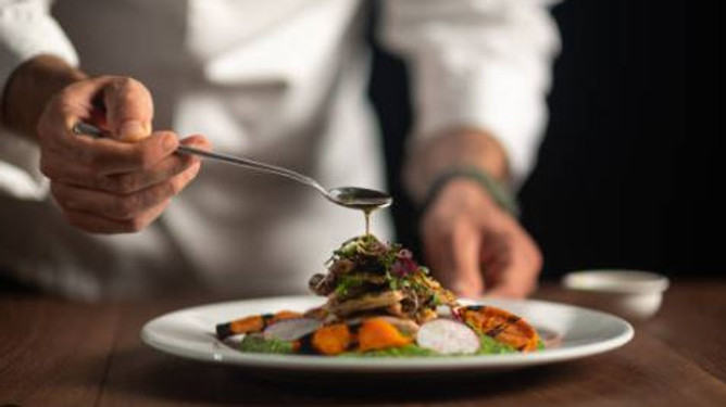 une assiette d'un chef à domicile pour un séjour de reve pour couple dans l'Herault