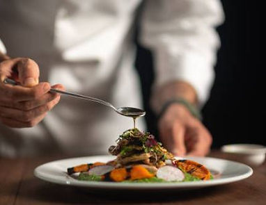 Une assiette dressée par un chef à domicile.