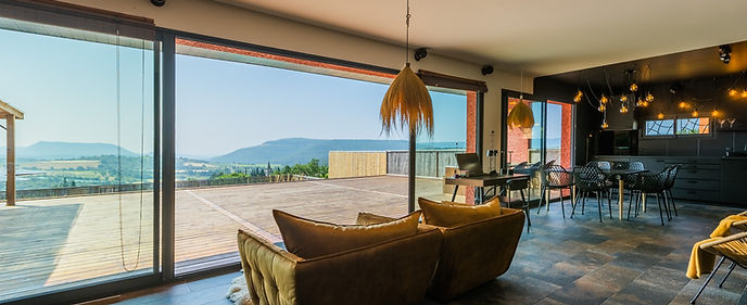 interieur de la villa LAO et ses 2 fauteuils face aux terres rouges du Salagou