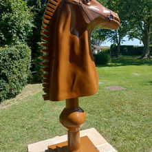 une sculpture contemporaine monumentale dans un jardin