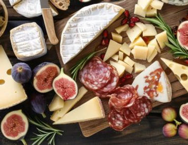 Plancha dinatoire avec fromages, charcuteries et fruits.