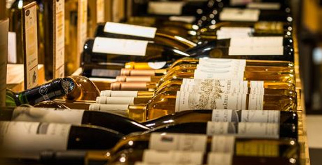 une serie de bouteilles de vins sélectionnés pour la villa LAO