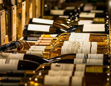 Une selections de vins alignés pour déguster ou emporter.