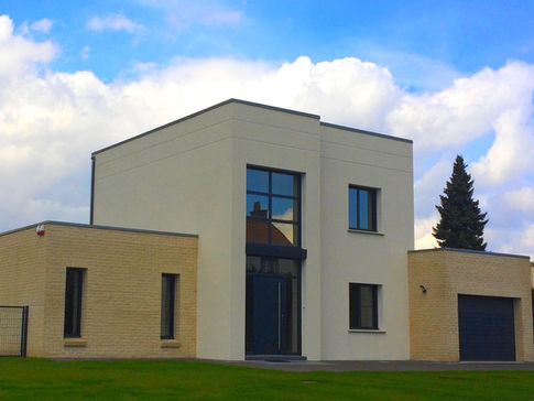 Photo d'une maison cubique en enduit construite par Maison& Villa dans le Nord-Pas-de-Calais
