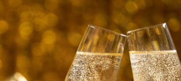 photo de deux coupes de champagne pour un sejour atypique en Occitanie