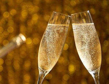 photo de deux coupes de champagnes