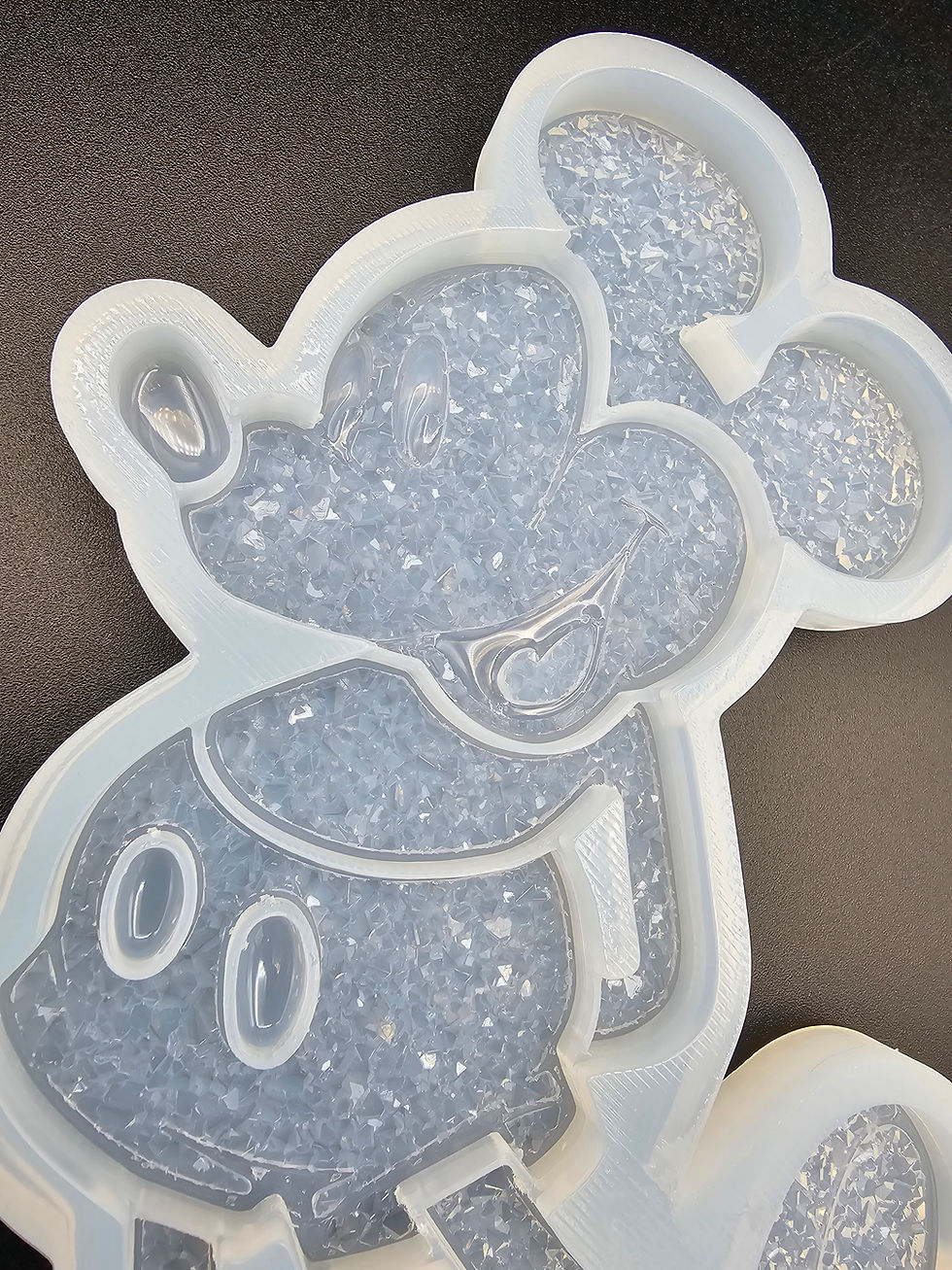Miniature : Druzy Mickey with hands on his back and a base mold