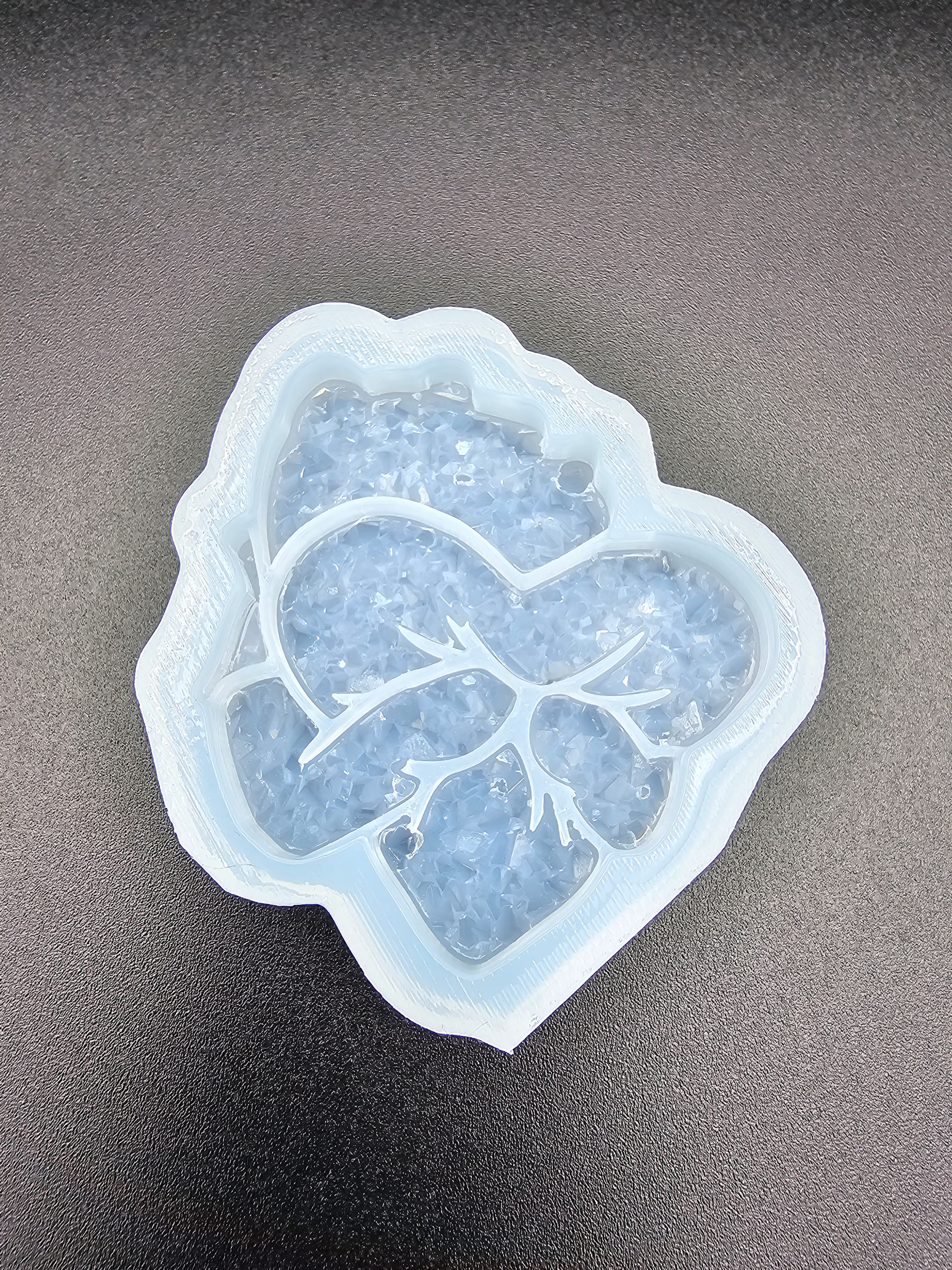 Druzy small bear holding a heart mold