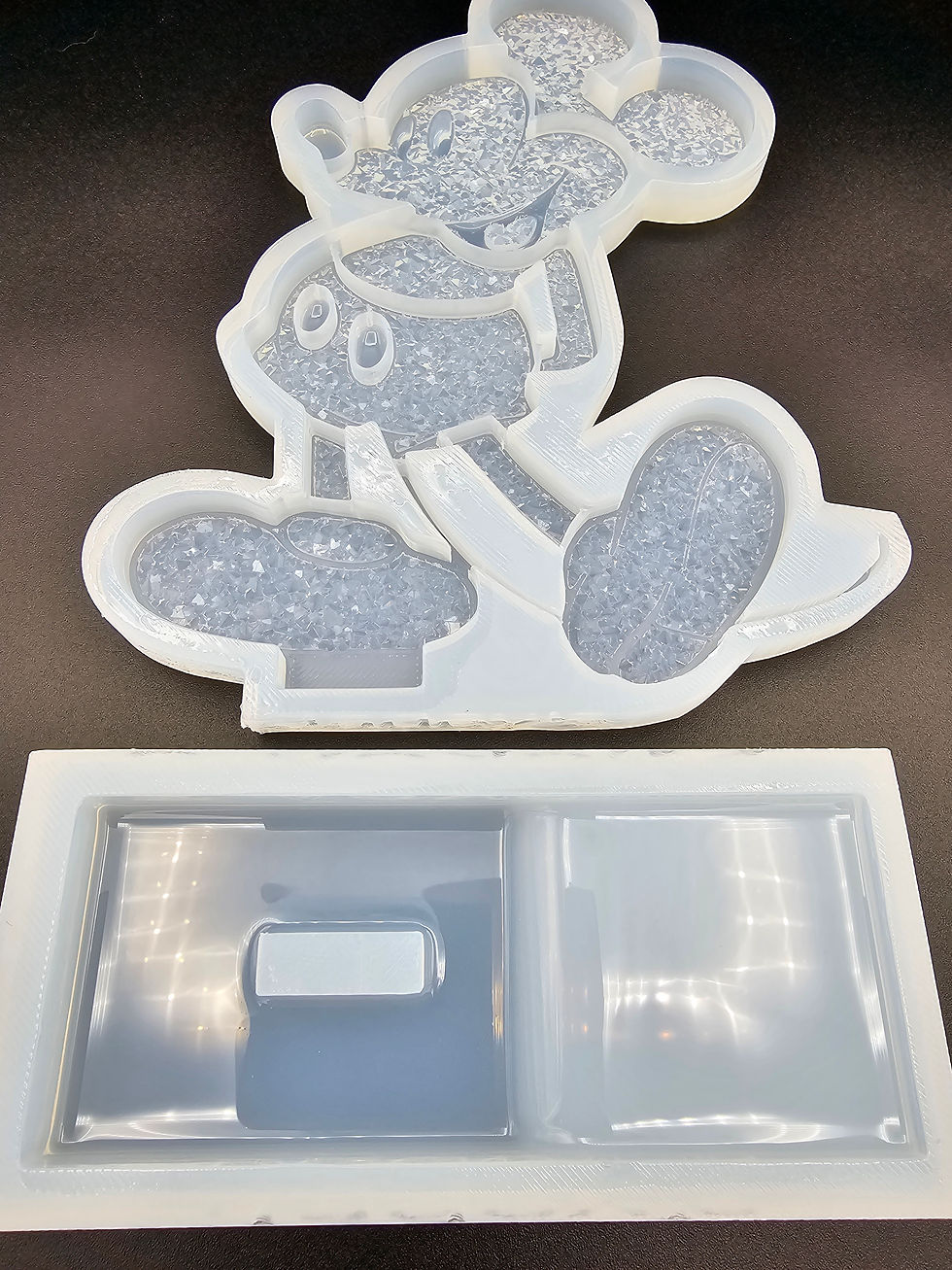 Miniature : Druzy Mickey with hands on his back and a base mold