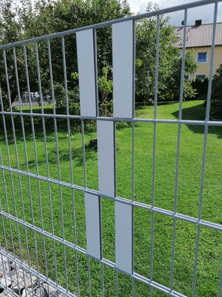 CPS-DAE Design-Anbauteil-Elemente. Einzigartig, exklusiv, hochwertig, als absolute Neuheit, zum Patent angemeldet. Verschönerung für den Doppelstabmattenzaun, Tore und Gabione. In allen möglichen Farben und Materialien wie Aluminium, Edelstahl, Kunststoff, Holz, angepasst an die Hausfarbe Gebäudefarbe oder Zaunfarbe, zur Dekoration bzw. Individualisierung, auch als indirekter Sichtschutz zu nennen.