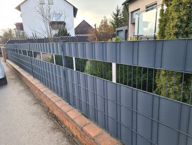 CPS-DAE Design-Anbauteil-Elemente. Einzigartig, exklusiv, hochwertig, als absolute Neuheit, zum Patent angemeldet. Verschönerung für den Doppelstabmattenzaun, Tore und Gabione. In allen möglichen Farben und Materialien wie Aluminium, Edelstahl, Kunststoff, Holz, angepasst an die Hausfarbe Gebäudefarbe oder Zaunfarbe, zur Dekoration bzw. Individualisierung, auch als indirekter Sichtschutz zu nennen. Das Beste, ideale Zubehör!!