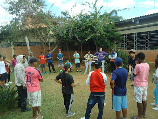 Grupo Restinga tarde jogo teatral concentração 24-05-17 ACM Restinga.JPG