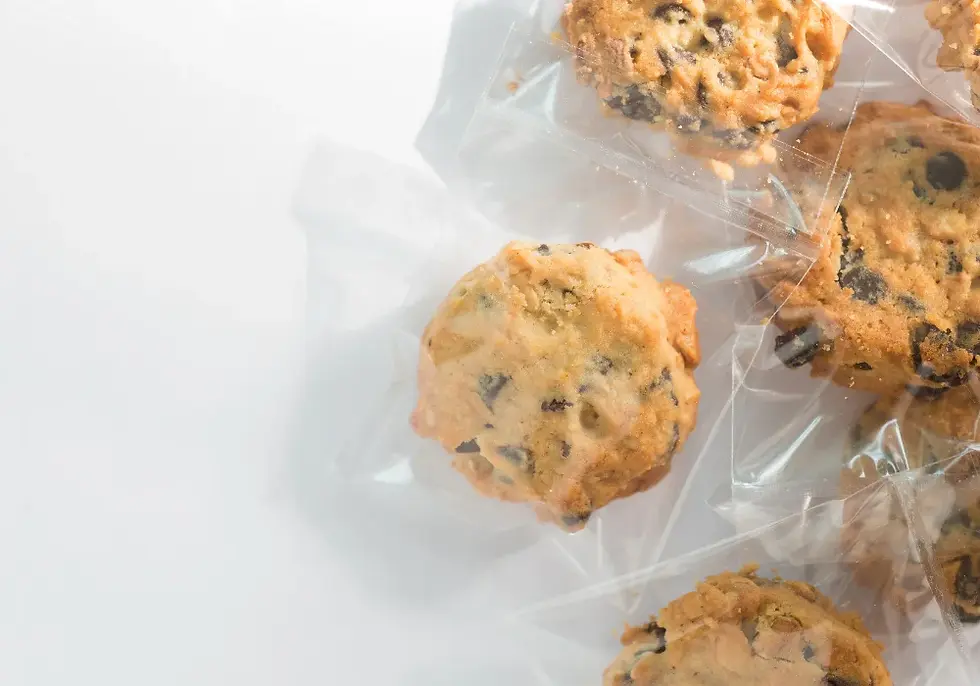 Sebuah kue kering dibungkus dalam coated film