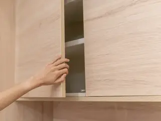 Veneer Kayu pada Lemari: Solusi Desain Elegan untuk Ruang Kecil