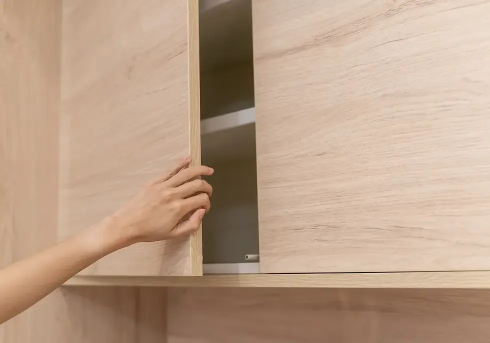 Tangan yang membuka lemari MDF