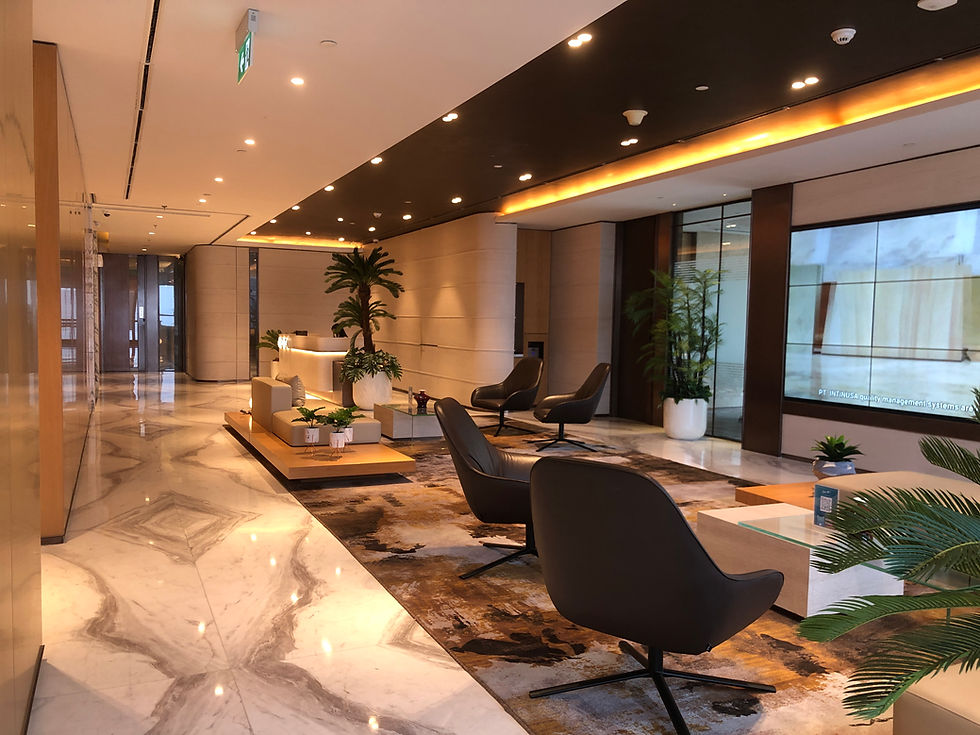 Lobby kantor dengan lantai marmer yang dipadukan dengan teknik bookmatch