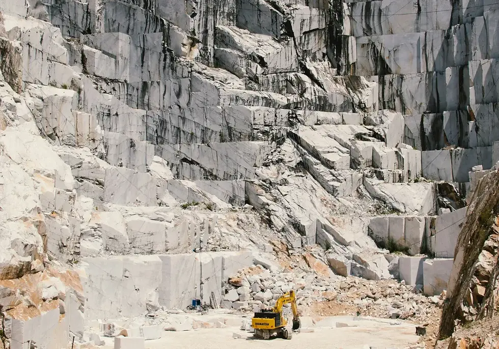 Ekskavator di tengah tambang marmer di Carrara, Italia