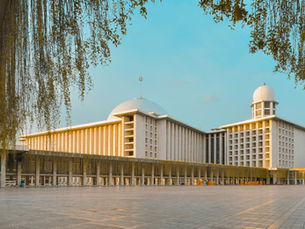Mengintip Kesejukan Marmer pada Masjid Istiqlal
