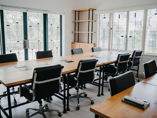 Papan MDF di Kantor: Tingkatkan Produktivitas Kerja dengan Furnitur Nyaman