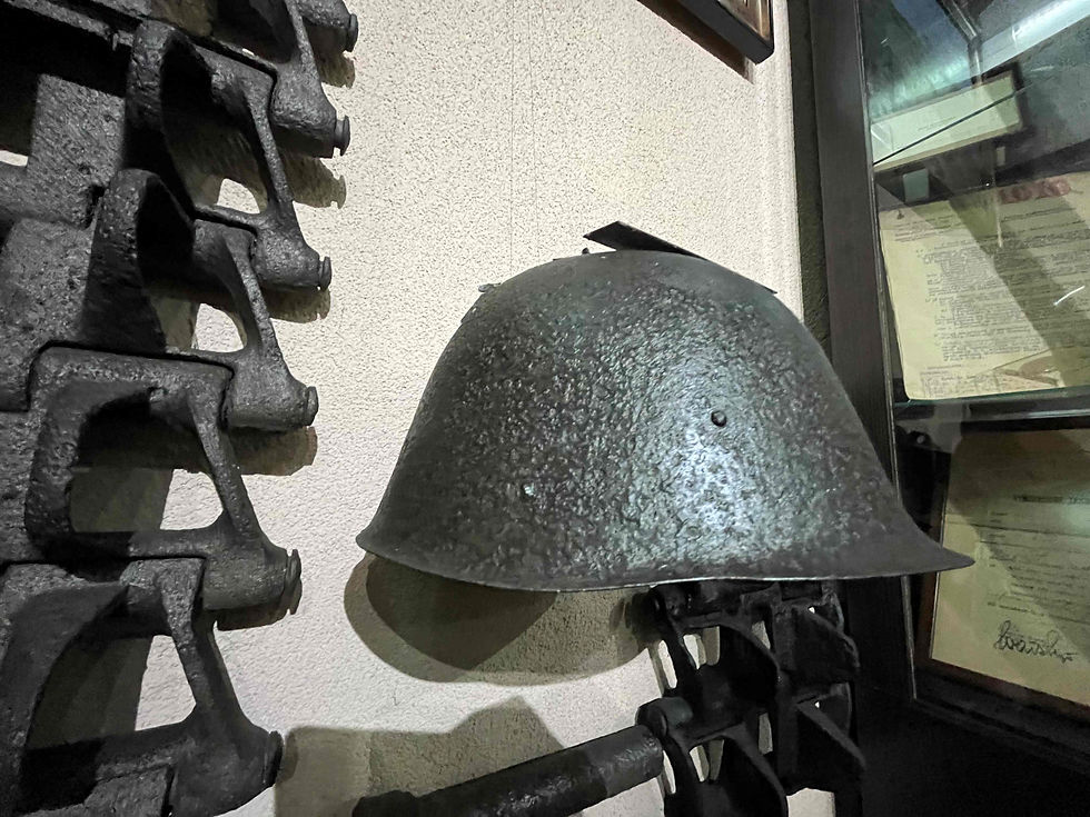 Hełm żołnierza polskiego wydobyty w pola bitewnego pod Pszczyną - eksponat w Muzeum Militarnych Dziejów Śląska w Pszczynie