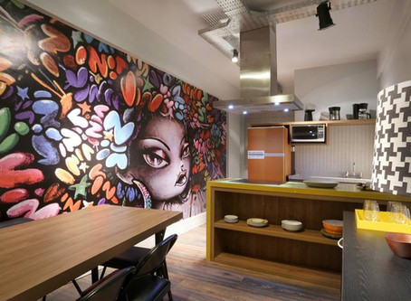 Cores vivas na cozinha são destaque em decorações divertidas