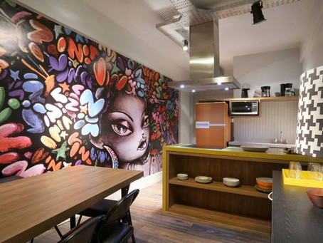 Cores vivas na cozinha são destaque em decorações divertidas