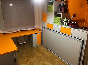 Cama abatible con cajones y cajas en la parte superior