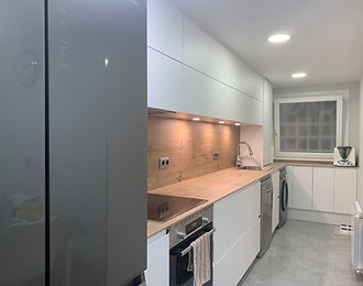 Cocina blanco mate con encimera neolith.jpeg
