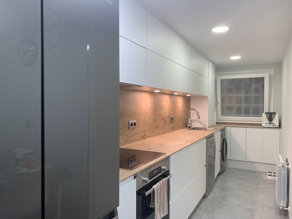 Cocina blanco mate con encimera neolith