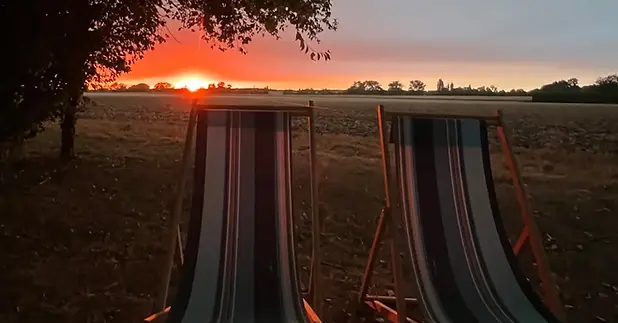sunset-domaine-bardon-transats.webp