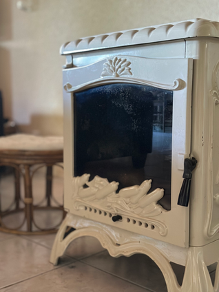 Cheminée en pierre du Domaine du Bardon, gîte avec charme authentique pour des vacances en Provence. Location vacances avec ambiance rustique et confort moderne.